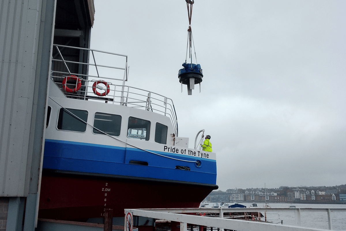 Sehen Sie zu, wie beide Shields Ferries nach Wartungsarbeiten wieder auf ...
