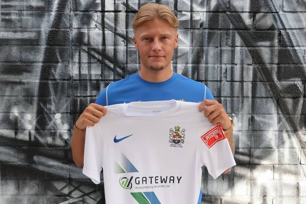Former Newcastle United midfielder Nathan Carlyon has joined Blyth Town
