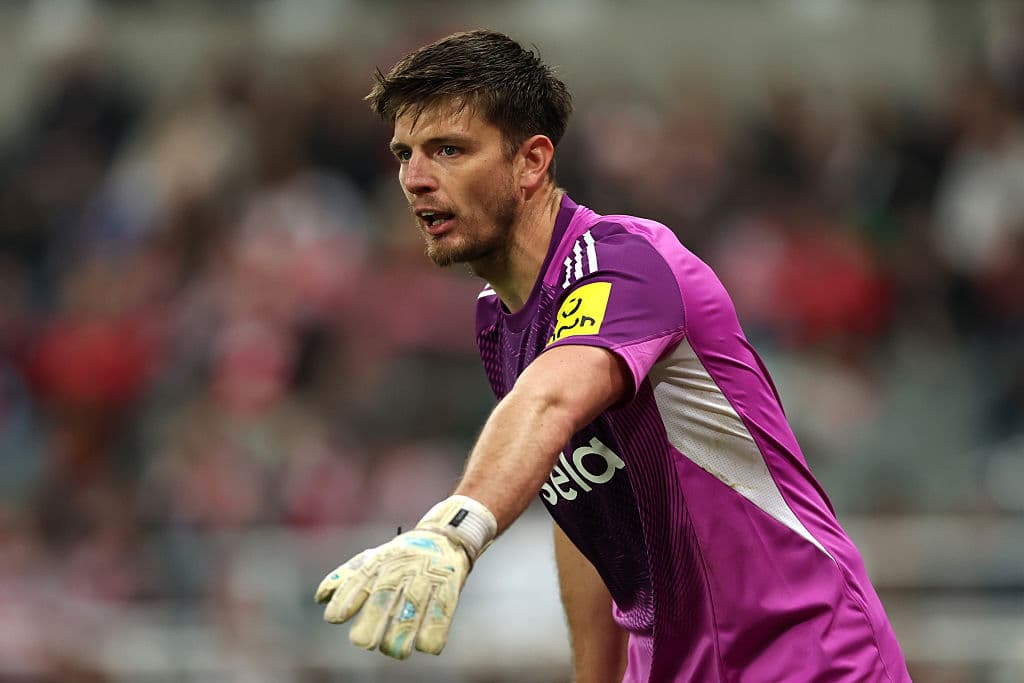 So schneidet Nick Pope von Newcastle im Vergleich zu Robin Roefs und ...