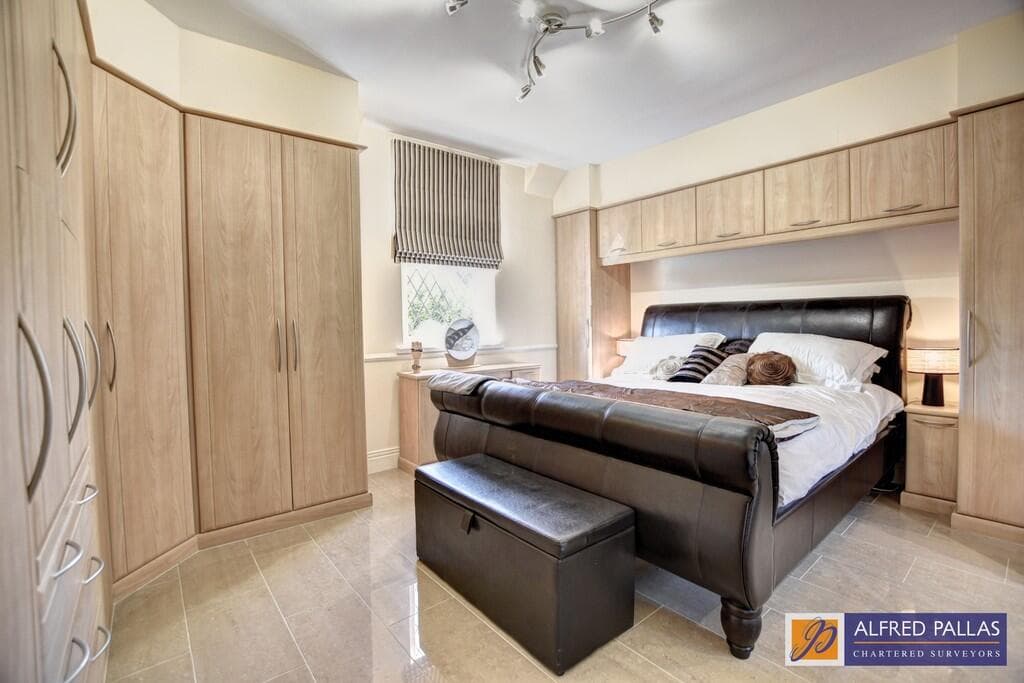 Ein weiterer Blick in dieses atemberaubende Juwel mit 6 Schlafzimmern in ...