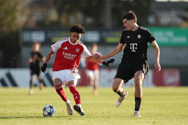 Kyran Thompson of Arsenal controls the ball whilst under pressure from Ljubo Puljic of FC Bayern Munich during the UEFA Youth League 2025/26 match between Arsenal FC and FC Bayern München at Meadow Park on November 26, 2025 in Borehamwood, England. (Photo by James Fearn/Getty Images)
