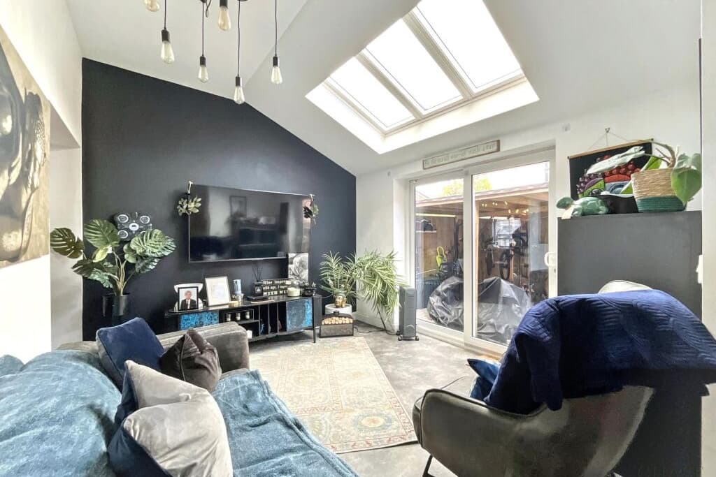 Luxuriöses Badezimmer und eine Küche mit Frühstücksbar sind zwei ...