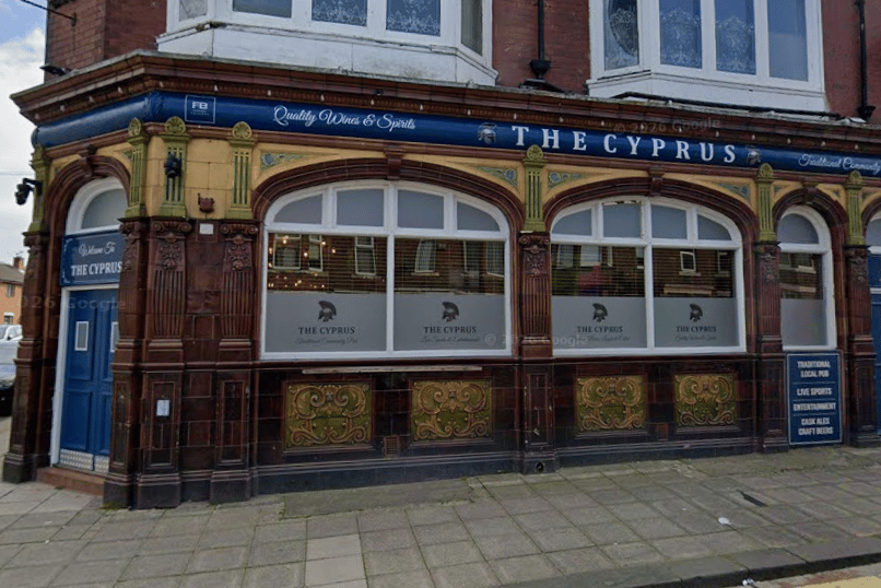 Musik- und Fußballfest in einem Pub in South Shields am Feiertag