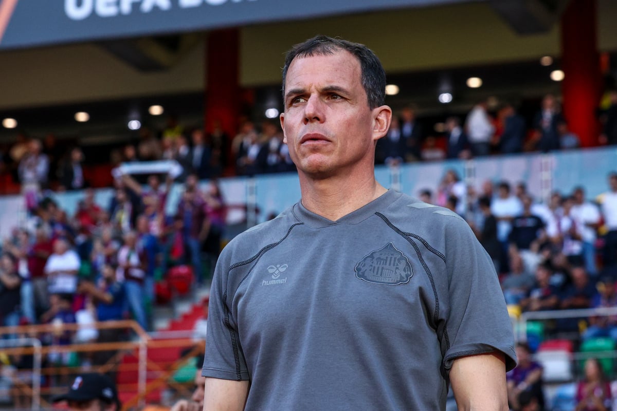 Régis Le Bris issues Sunderland team news update and confirms Brian Brobbey plan