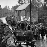 Sightseers lined up to get a view of the brave Jarrow 'men from the frozen north'