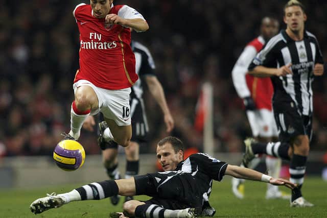 Arsenal footballer Mathieu Flamini (L) evades a tackle from Newcastle footballer David Rozehnal (on the ground) at the Emirates Stadium in North London, England, 29 January 2008. Others at R are unidentified. AFP PHOTO/GLYN KIRK
