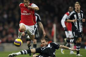 Arsenal footballer Mathieu Flamini (L) evades a tackle from Newcastle footballer David Rozehnal (on the ground) at the Emirates Stadium in North London, England, 29 January 2008. Others at R are unidentified.   AFP PHOTO/GLYN KIRK