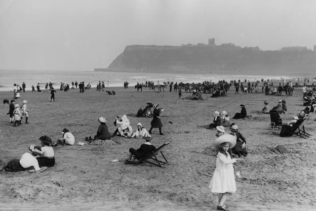 1st June 1913: Holidaymakers on the North Beach at Scarborough, North Yorkshire.