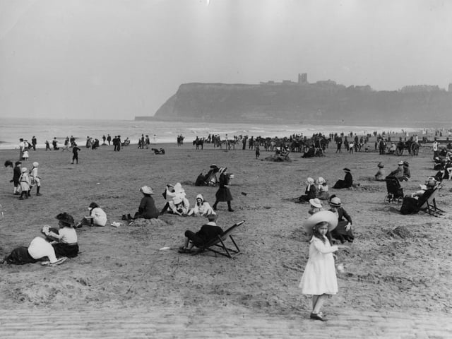 1st June 1913: Holidaymakers on the North Beach at Scarborough, North Yorkshire.