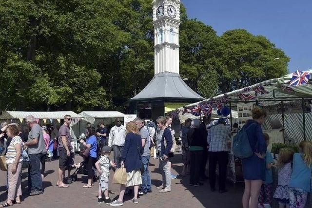 Oakwood: Close to Roundhay Park, Oakwood has regular farmers' markets beneath its pretty Victorian clock. It also has a parade of cafes, bars and shops.