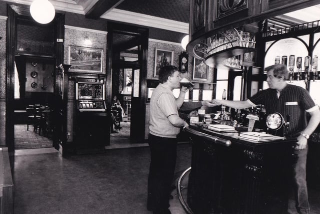 Inside The Cardigan Arms on Kirkstall Road in June 1986.
