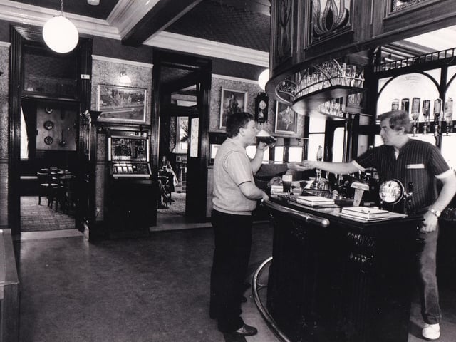 Inside The Cardigan Arms on Kirkstall Road in June 1986.