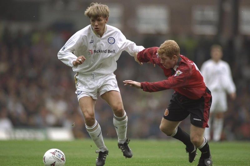 Gunnar Halle takes on Manchester United's Paul Scholes.