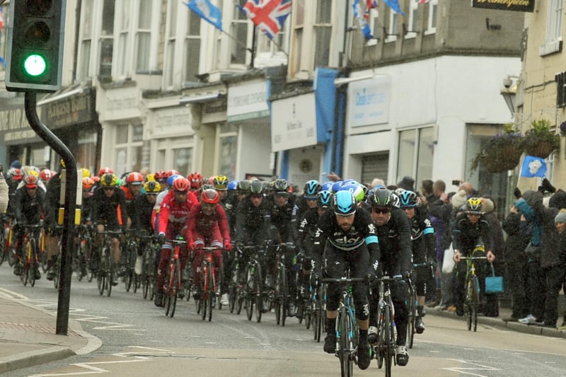 290416 A team Sky rider at the head of  the peleton makes its way down Knaresborough High Street in the rain on Stage Oner of the Tour de Yorkshire yesterday(fri)(GL12009/87f)