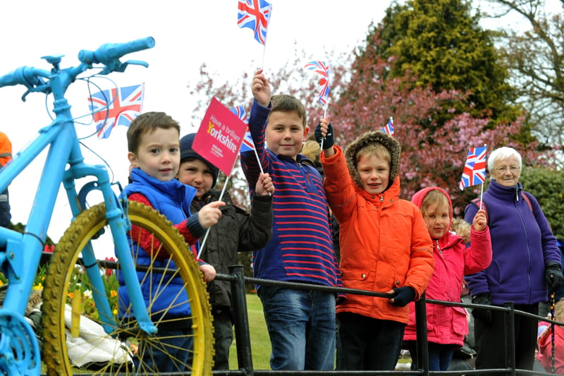 290416  Young spectators wave their flags on   Knaresborough High Street  for   Stage One of the Tour de Yorkshire yesterday(fri)(GL12009/87i)