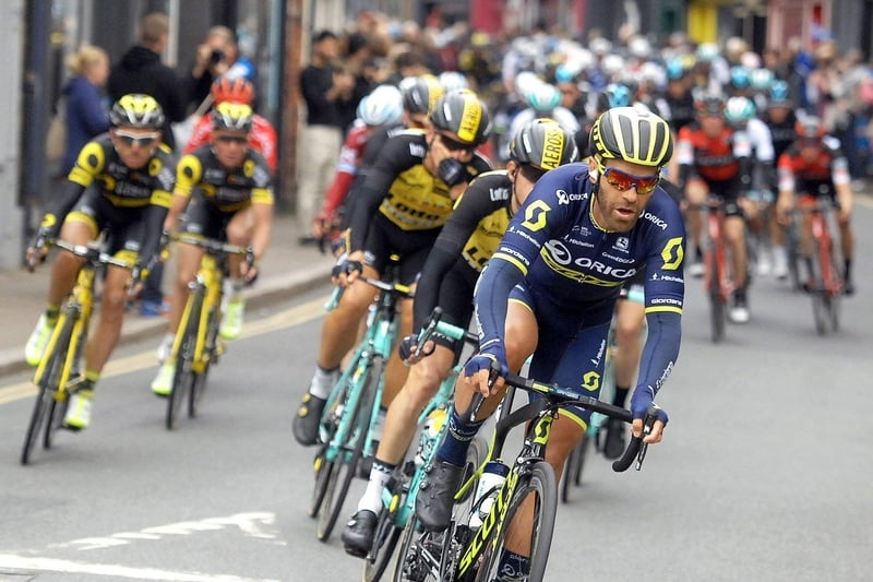 NARG 1704291AM29 Tour de Yorkshire Ripon. The mens race makes it's way through the streets of Ripon( 1704291AM29)