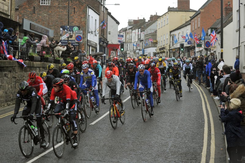 290416  The peleton makes its way down Knaresborough High Street in the rain on Stage Oner of the Tour de Yorkshire yesterday(fri)(GL12009/87d)