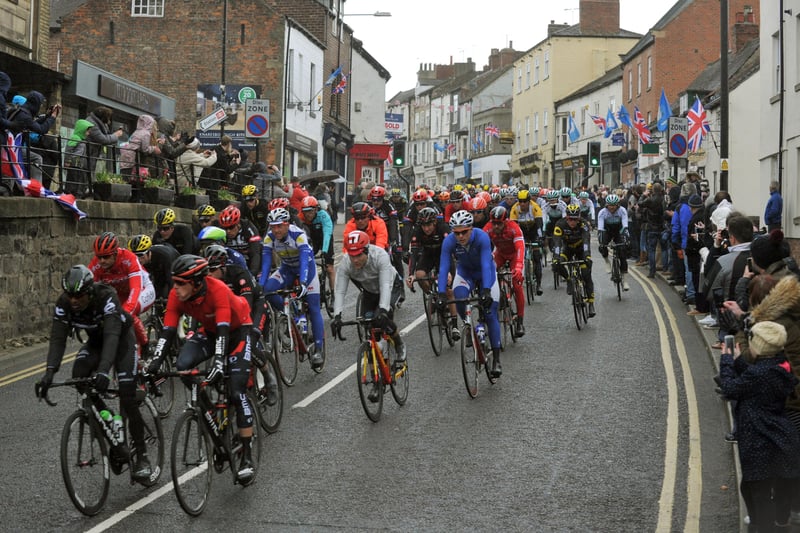 290416 The peleton makes its way down Knaresborough High Street in the rain on Stage Oner of the Tour de Yorkshire yesterday(fri)(GL12009/87d)
