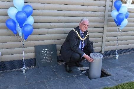 The mayor lowers the time capsule, photo: Neil Cross.