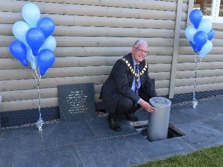 The mayor lowers the time capsule, photo: Neil Cross.