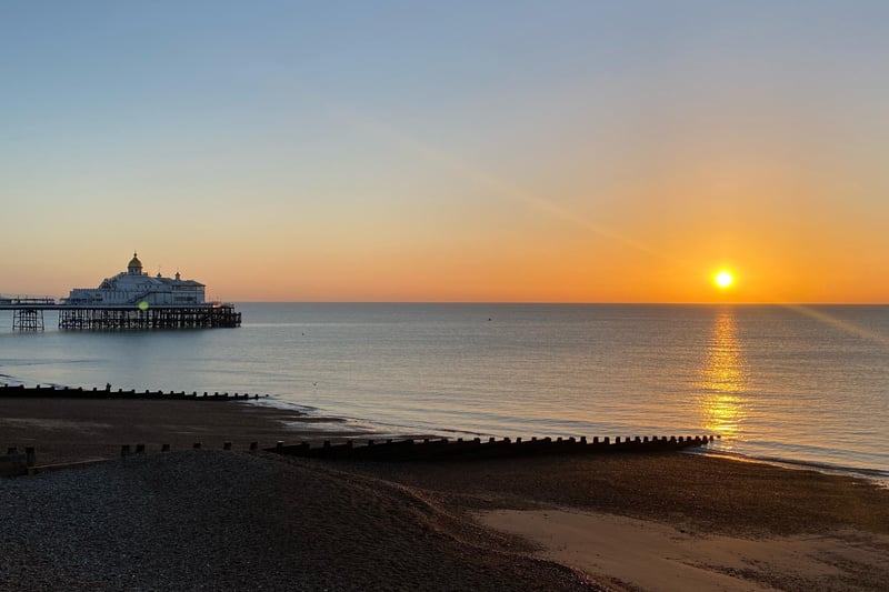 Jade Skeats caught this winter sunrise on Eastbourne seafront. SUS-210317-102618001