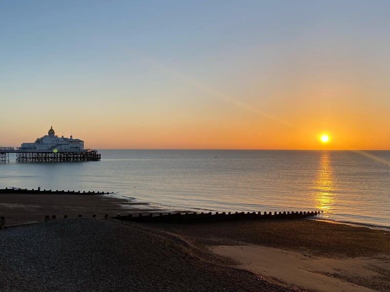 Jade Skeats caught this winter sunrise on Eastbourne seafront. SUS-210317-102618001