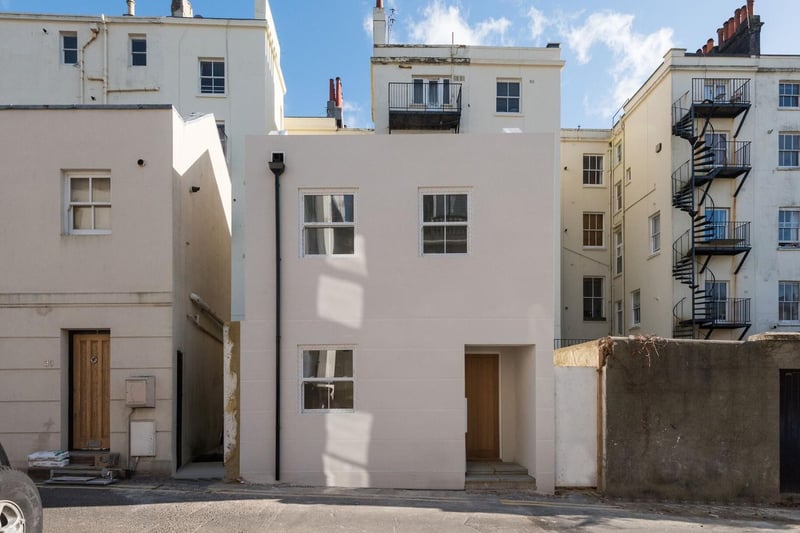 A unique one bedroom detached newly built freehold house with a small outside patio area. Situated within minutes walk of Western Road with its comprehensive shopping, the seafront and both Hove and Brighton mainline stations. Priced at £340,000 through Stanfords estate agents.