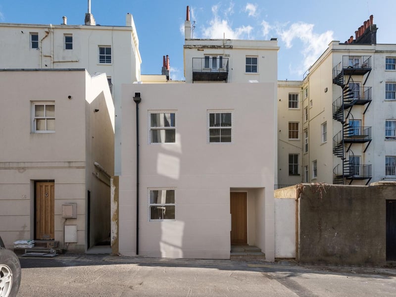 A unique one bedroom detached newly built freehold house with a small outside patio area. Situated within minutes walk of Western Road with its comprehensive shopping, the seafront and both Hove and Brighton mainline stations. Priced at £340,000 through Stanfords estate agents.