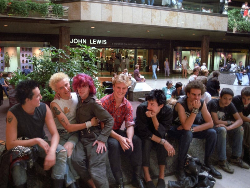 Do you recognise anyone in this picture by Chris Porsz?