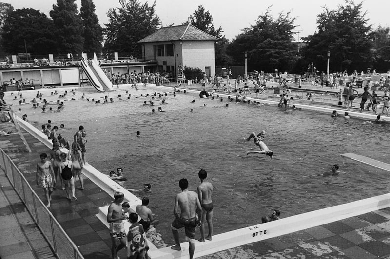 A great picture of the Lido from our archives. Do you recognise anyone in the picture? Can you help us date it?