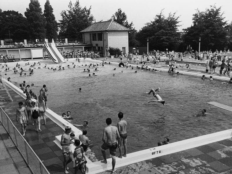 A great picture of the Lido from our archives. Do you recognise anyone in the picture? Can you help us date it?