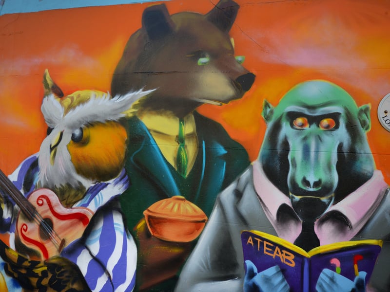 Mural on the side of Teddy Tinker's (Antiques, Collectables, Vintage Costume & Fancy Dress) in London Road, St Leonards. SUS-210604-085417001
