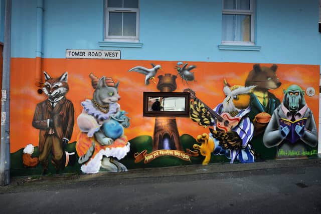 Mural on the side of Teddy Tinker's (Antiques, Collectables, Vintage Costume & Fancy Dress) in London Road, St Leonards. SUS-210604-085403001
