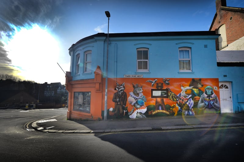Mural on the side of Teddy Tinker's (Antiques, Collectables, Vintage Costume & Fancy Dress) in London Road, St Leonards. SUS-210604-085548001