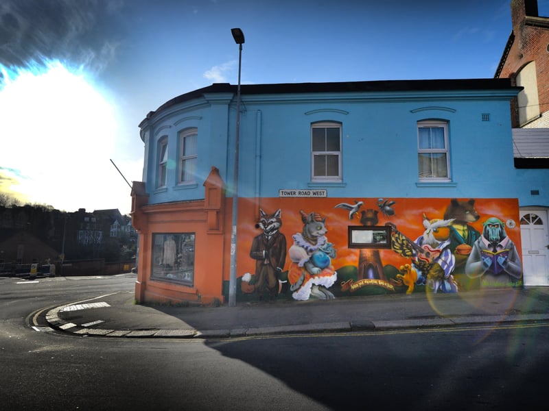 Mural on the side of Teddy Tinker's (Antiques, Collectables, Vintage Costume & Fancy Dress) in London Road, St Leonards. SUS-210604-085548001