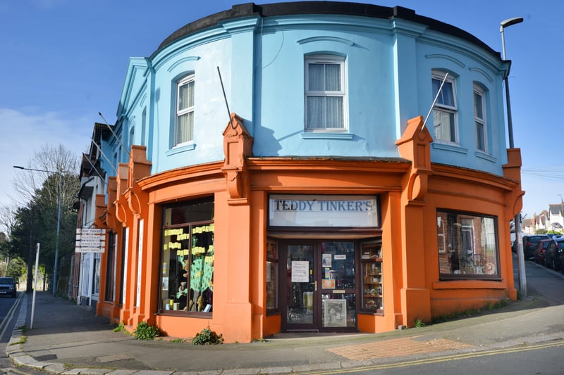 Teddy Tinker's (Antiques, Collectables, Vintage Costume & Fancy Dress) in London Road, St Leonards. SUS-210604-085509001
