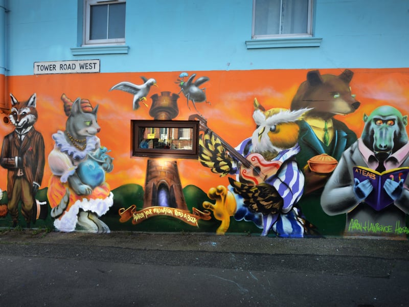 Mural on the side of Teddy Tinker's (Antiques, Collectables, Vintage Costume & Fancy Dress) in London Road, St Leonards. SUS-210604-085253001