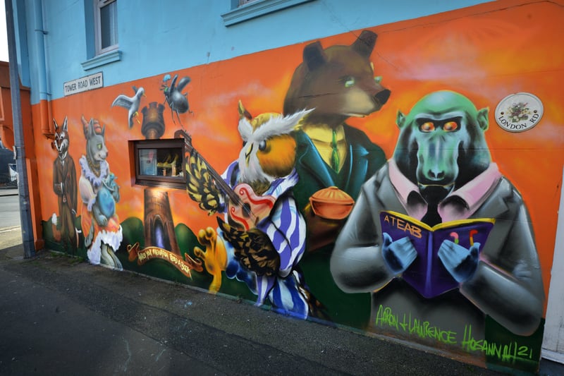 Mural on the side of Teddy Tinker's (Antiques, Collectables, Vintage Costume & Fancy Dress) in London Road, St Leonards. SUS-210604-085240001