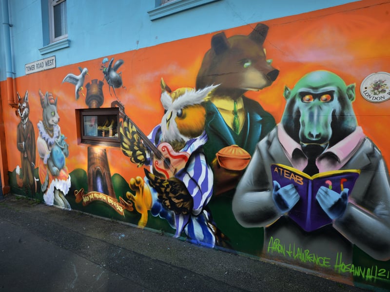 Mural on the side of Teddy Tinker's (Antiques, Collectables, Vintage Costume & Fancy Dress) in London Road, St Leonards. SUS-210604-085240001