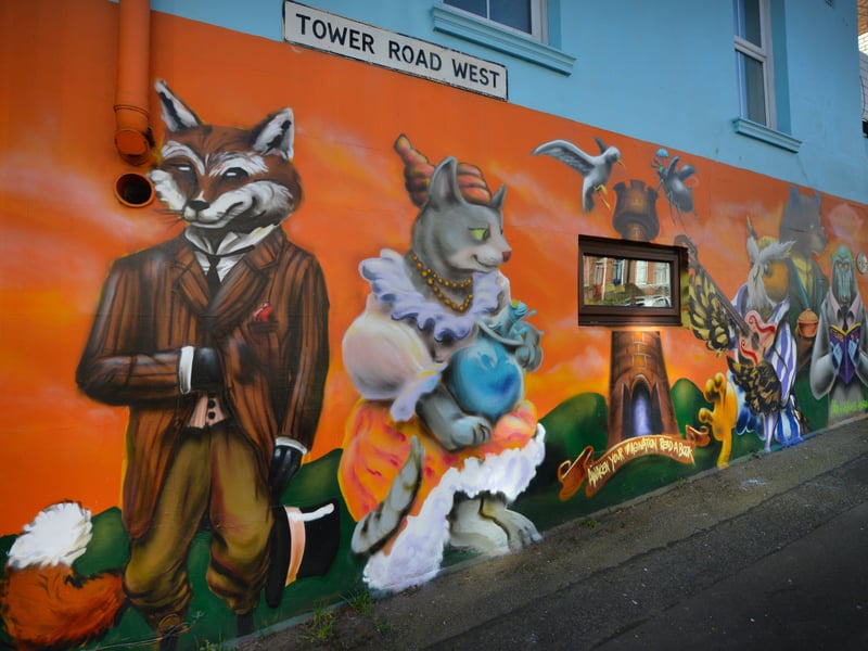 Mural on the side of Teddy Tinker's (Antiques, Collectables, Vintage Costume & Fancy Dress) in London Road, St Leonards. SUS-210604-085456001