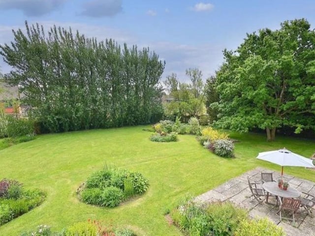 Five bedroom detached house for sale in Marshfoot Lane, Hailsham. Guide price £575,000 SUS-220121-093848001