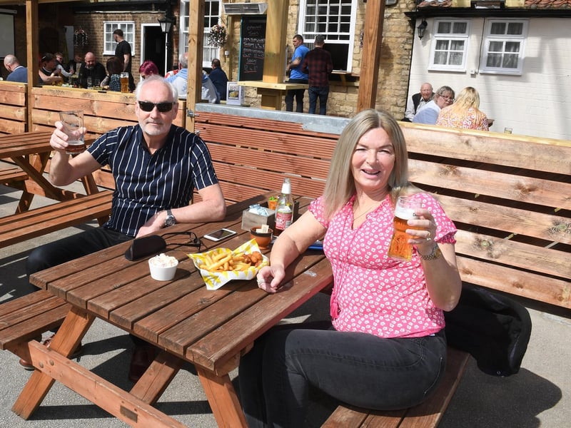 Star and Garter, Metheringham. Dave and Dawn Simmonds. EMN-210419-092901001