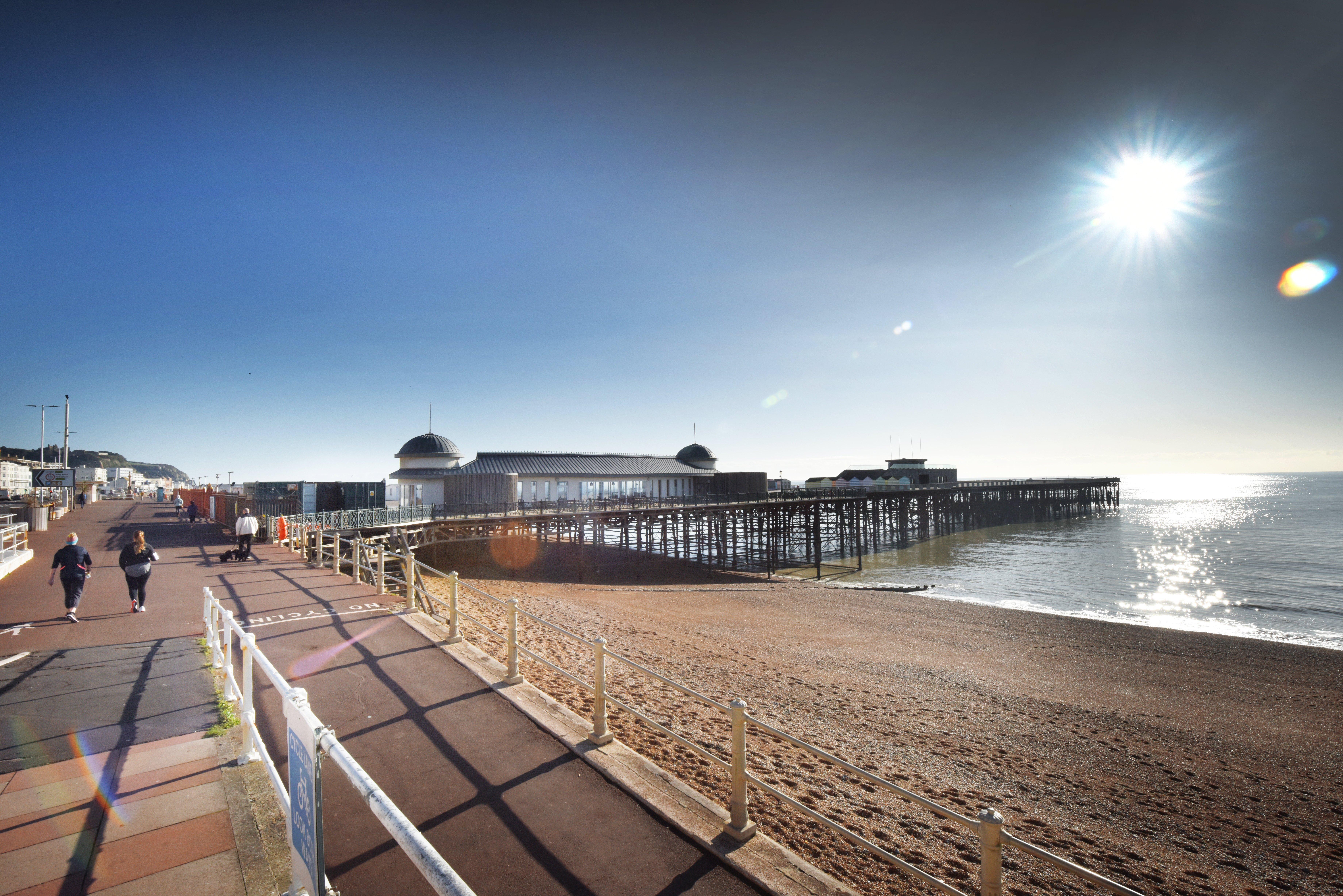 Hastings seafront and pier SUS-200511-111540001
