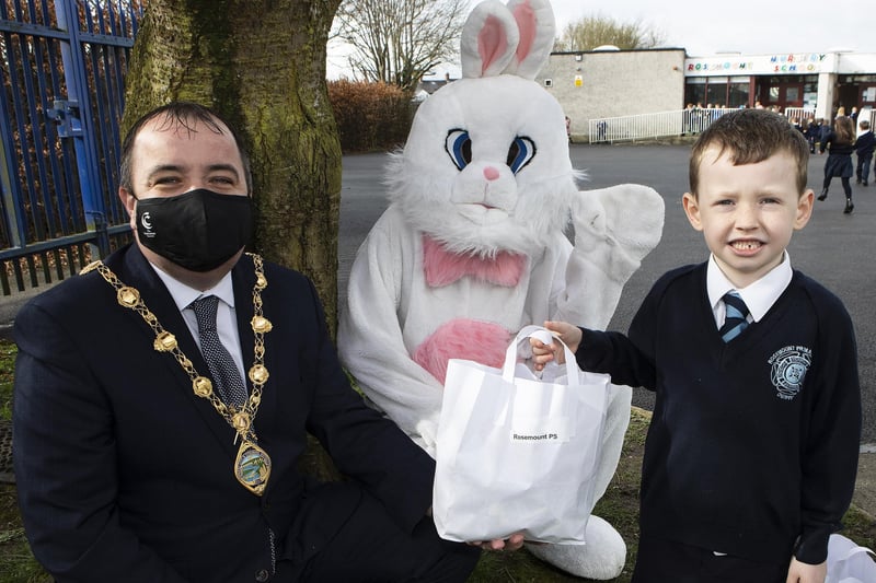 Mayor Brian Tierney and the Easter Bunny with Reece Miller, a P1 pupil at Rosemount PS.