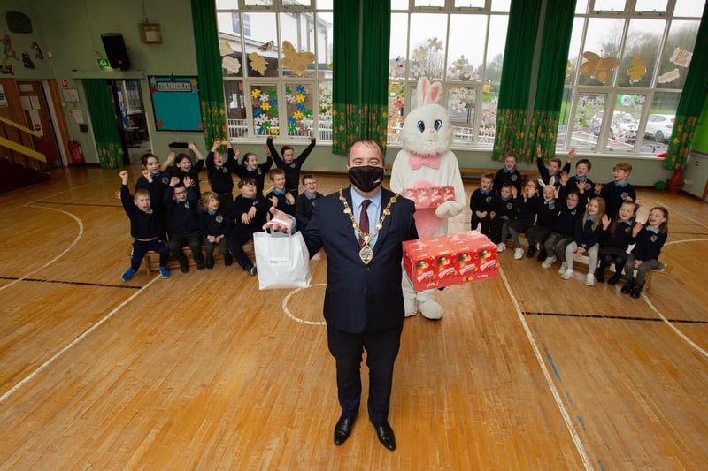 Derry City & Strabane District Council Mayor Brian Tierney and the Easter Bunny bring delight to the primary 2-3 children at Strabane Controlled Primary School in recognition of their artistic flair.