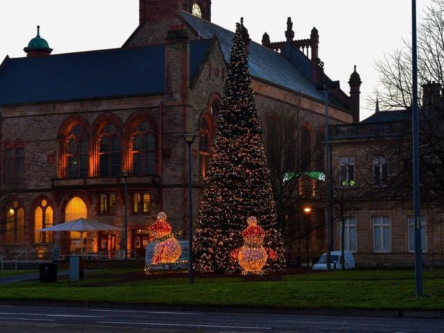 Christmas decorations on Foyle Embankment. Photos: George Sweeney. DER2150GS – 046