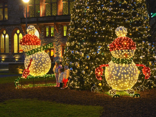 Christmas decorations on Foyle Embankment. Photos: George Sweeney. DER2150GS – 041