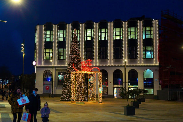 Christmas tree in Waterloo Place. Photos: George Sweeney. DER2150GS – 043