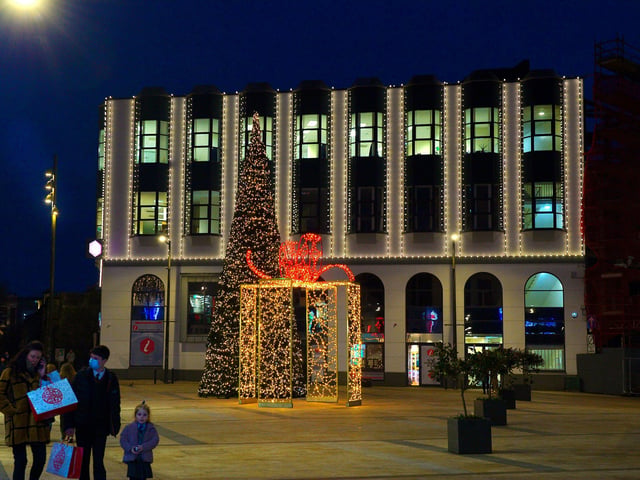 Christmas tree in Waterloo Place. Photos: George Sweeney. DER2150GS – 043