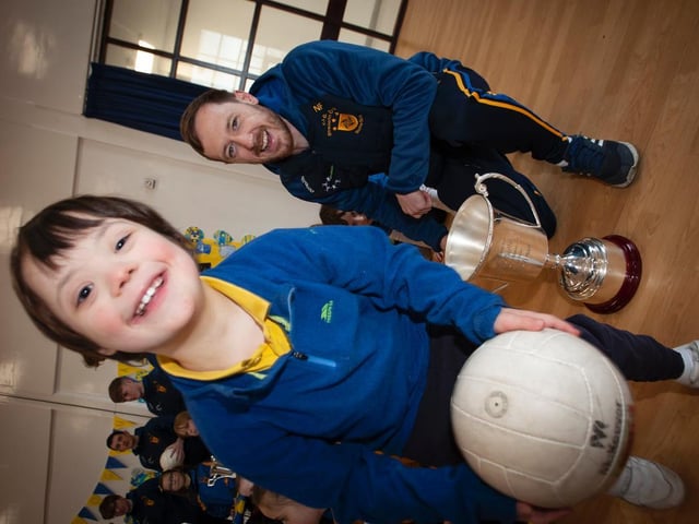 Eli is delighted to receive tips from Steelstown Brian Ogs All Ireland winning captain Neil Forester when he visited the school last week. (Photo: Jim McCafferty)